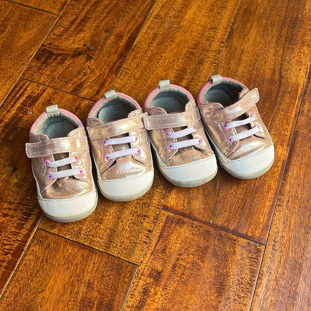 See Kai Run - Stevie 2 - Size 5
Two pairs